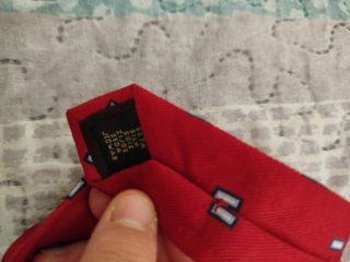 Corbata roja con pequeños cuadros