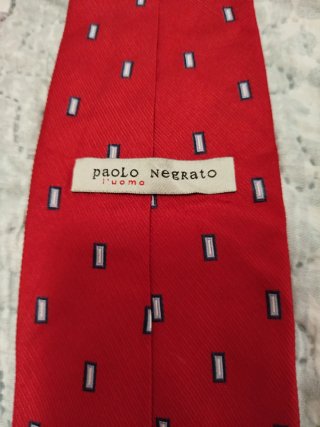 Corbata roja con pequeños cuadros