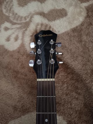 Guitarra Acústica Epiphone Negra con funda