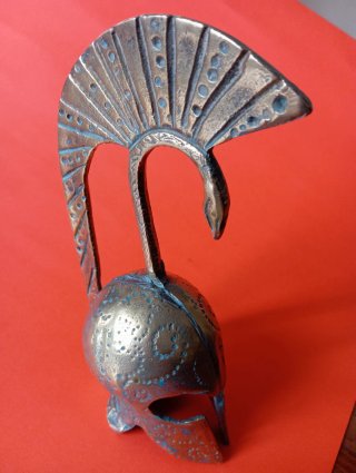 Elmo in bronzo con campana