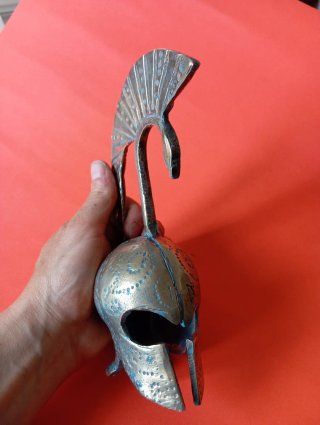 Elmo in bronzo con campana