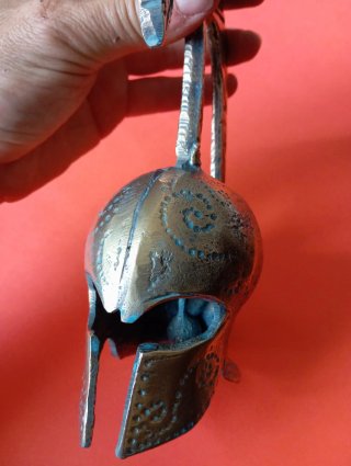 Elmo in bronzo con campana