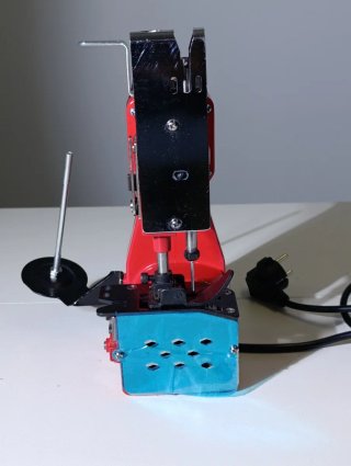 Máquina de coser portátil roja