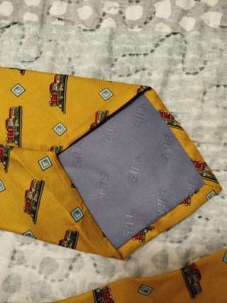 Corbata con estampado de trenes