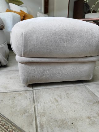 Butaca y reposapiés beige