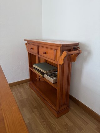 Barra de bar de madera barnizada