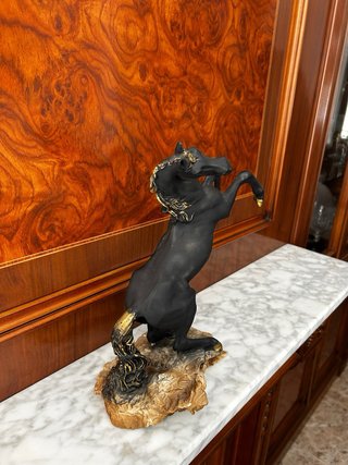 Figura caballo negro con detalles dorados