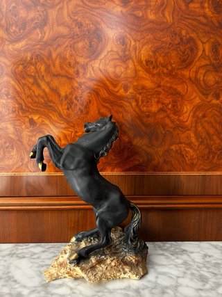 Figura caballo negro con detalles dorados
