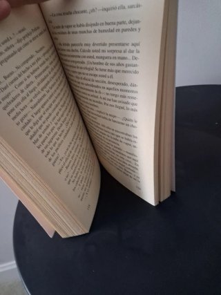 Libro bastante antiguo pero super bien cuidado