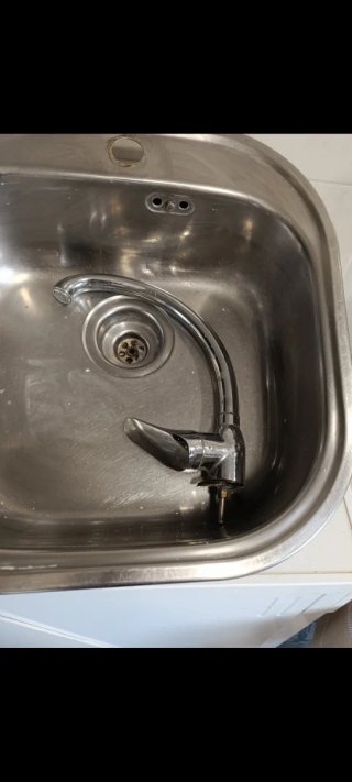 Grifo de cocina plateado y blanco