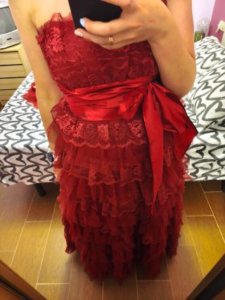 Vestido de fiesta rojo con volantes