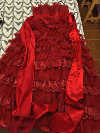 Vestido de fiesta rojo con volantes