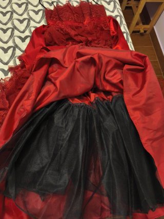 Vestido de fiesta rojo con volantes