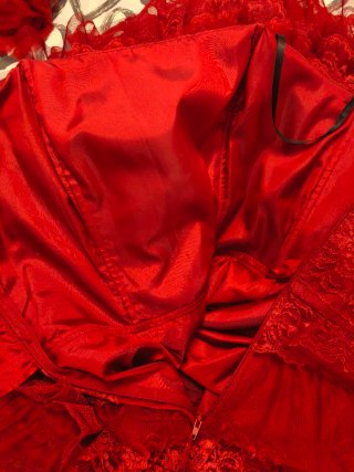 Vestido de fiesta rojo con volantes