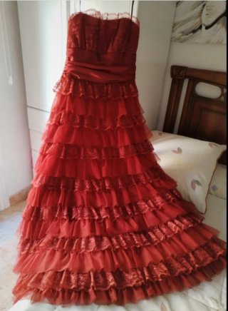 Vestido de fiesta rojo con volantes