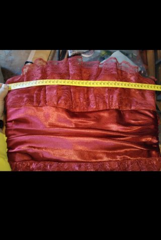 Vestido de fiesta rojo con volantes