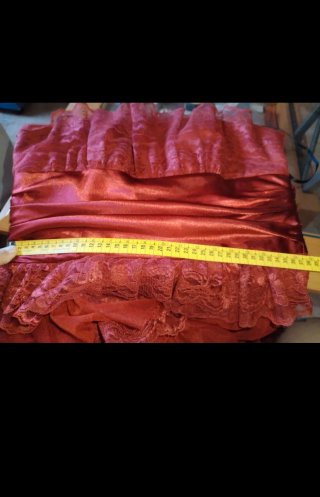 Vestido de fiesta rojo con volantes