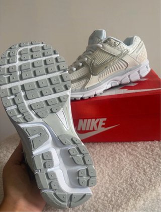 Nike Vomero 5 Plata y Blanco