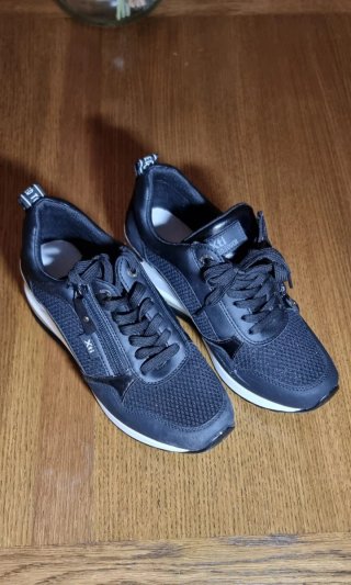 Zapatillas altas negras con detalles dorados
