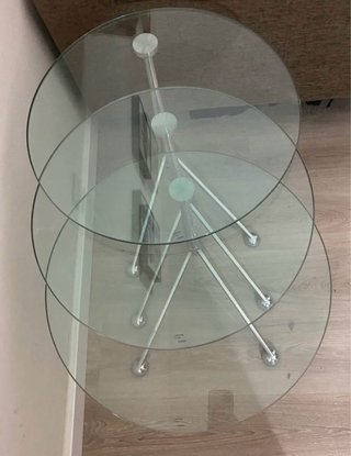 Mesas auxiliares de cristal y metal.