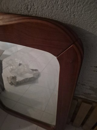 Espejo con marco de madera