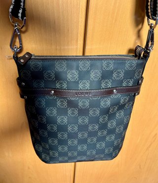Bolso Loewe Pocket bandolera negro y marron