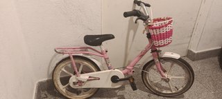 Bicicleta infantil rosa con cesta