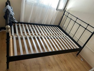 Estructura de cama metálica negra