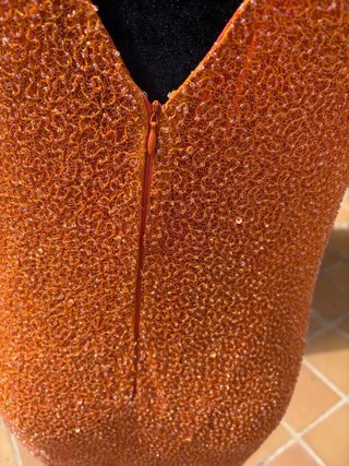 Vestido naranja brillante de pedrería