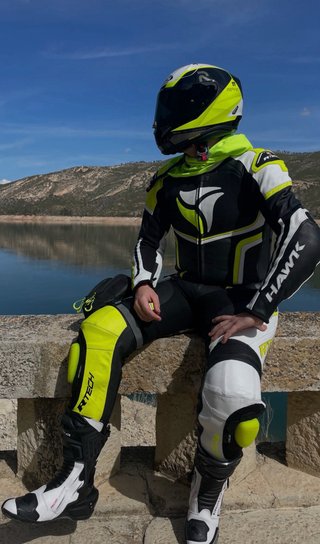 Mono, botas de moto y casco