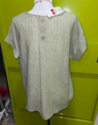 Camiseta verde con collar