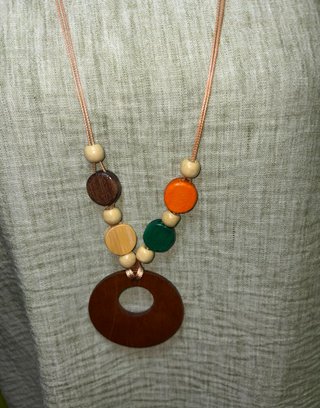 Camiseta verde con collar