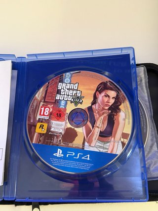 PS4 Slim 1TB + 2 mandos + cargador + 20 juegos
