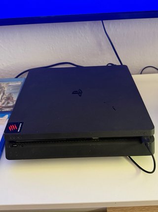 PS4 Slim 1TB + 2 mandos + cargador + 20 juegos