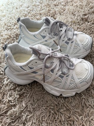 Zapatillas deportivas marrones y blancas