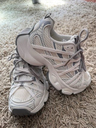 Zapatillas deportivas marrones y blancas