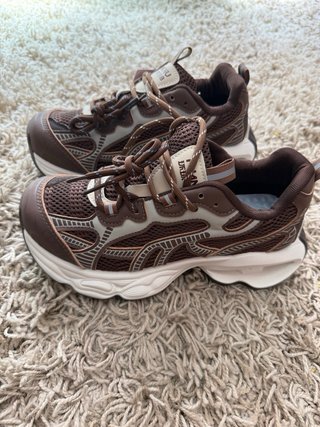 Zapatillas deportivas marrones y blancas
