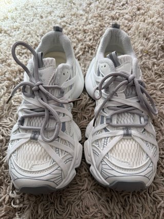 Zapatillas deportivas marrones y blancas