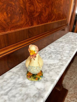 Figuras de pato con sombrero y corazón
