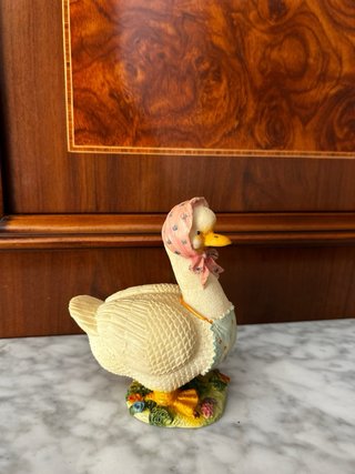 Figuras de pato con sombrero y corazón