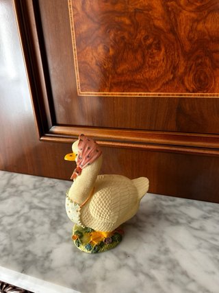 Figuras de pato con sombrero y corazón