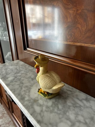 Figuras de pato con sombrero y corazón