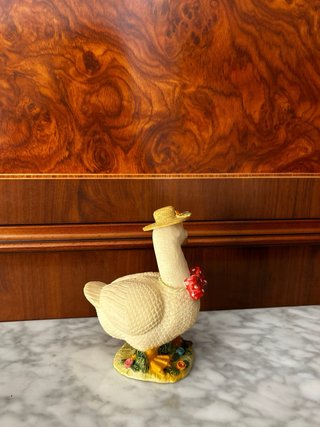 Figuras de pato con sombrero y corazón