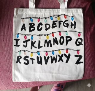 Bolso Tote Stranger Things pintado a mano.