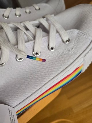 Tenis blancos con arcoíris
