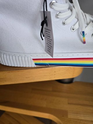 Tenis blancos con arcoíris