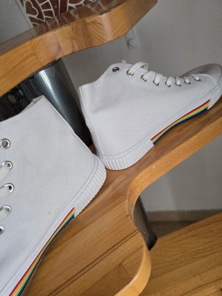 Tenis blancos con arcoíris