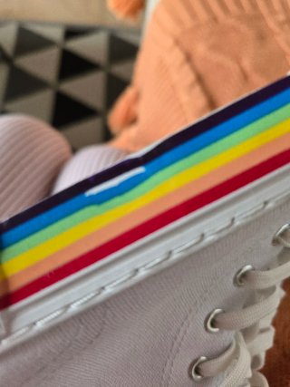 Tenis blancos con arcoíris
