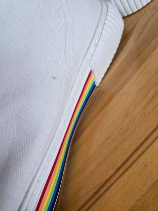 Tenis blancos con arcoíris