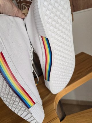 Tenis blancos con arcoíris